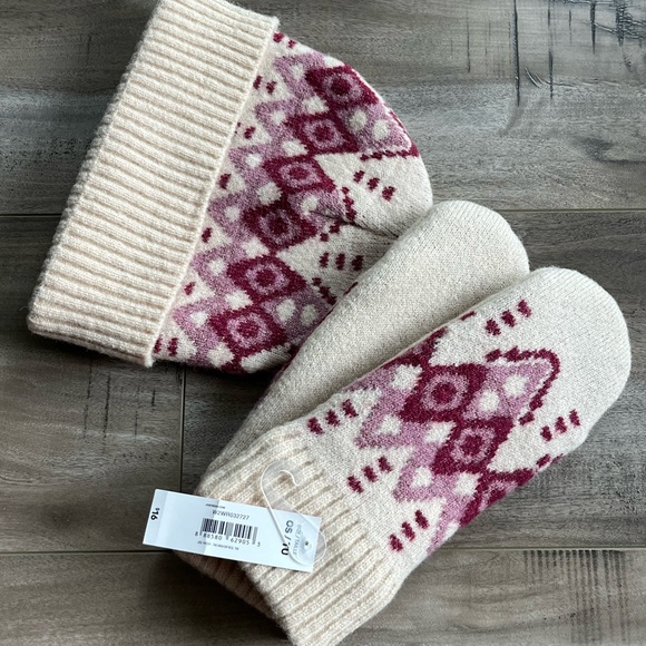 NWT: Winter fleece set- beanie and mitts in gorgeous plum and ivory color - Picture 1 of 3